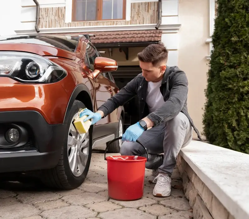 Lavage auto à domicile Lusanger : professionnel intervenant sur un véhicule